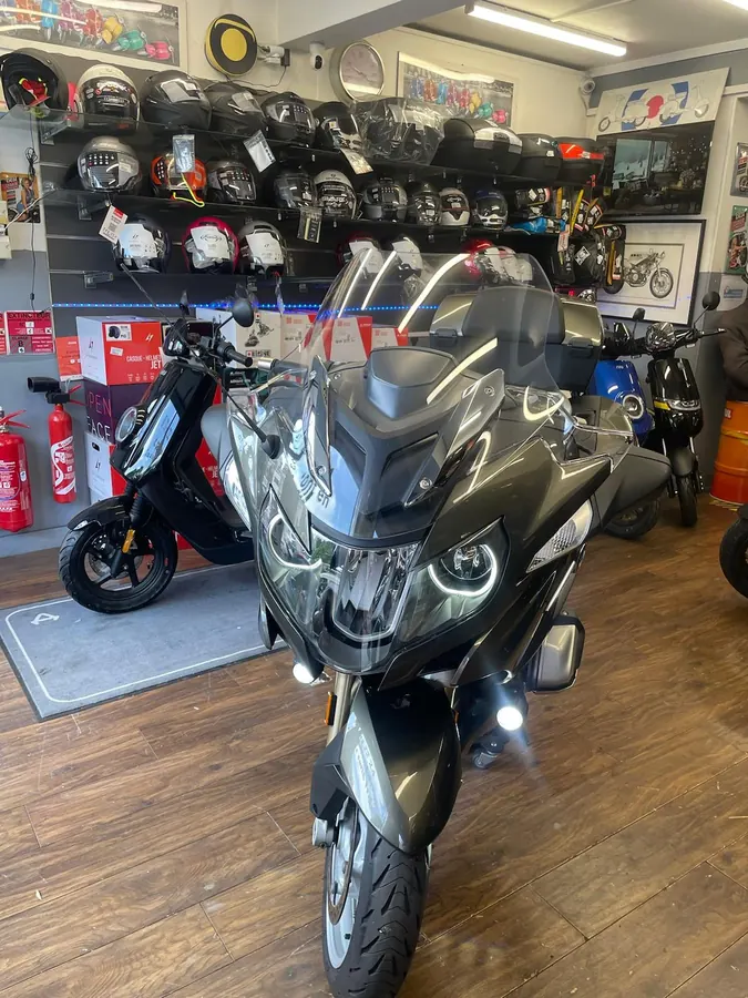Un maxi-scooter dans le showroom