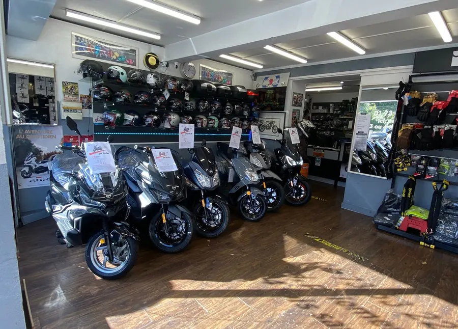 Scooters exposés dans la boutique Scoot City