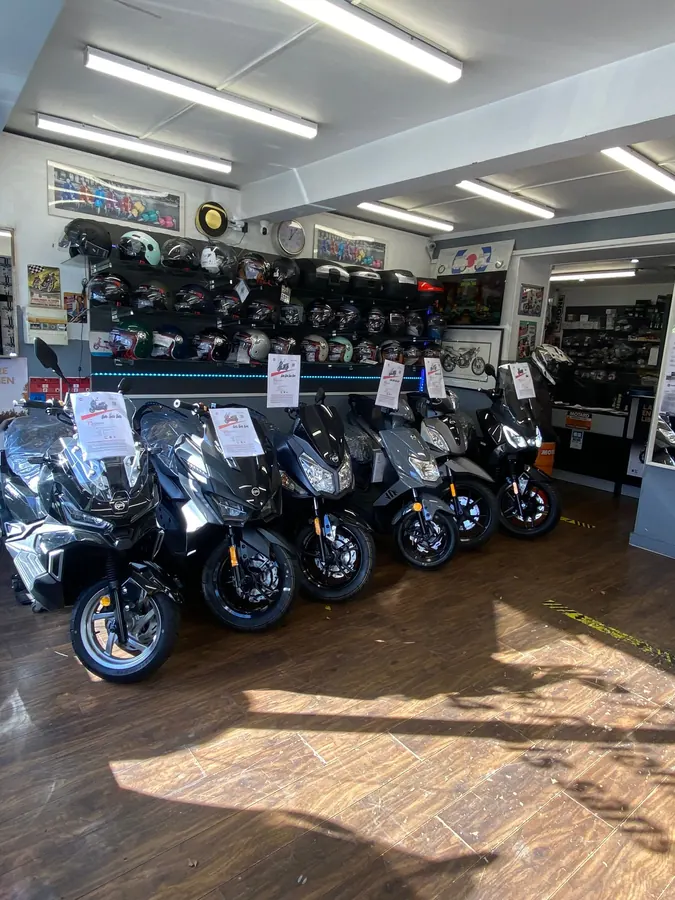 Scooters alignés dans le showroom